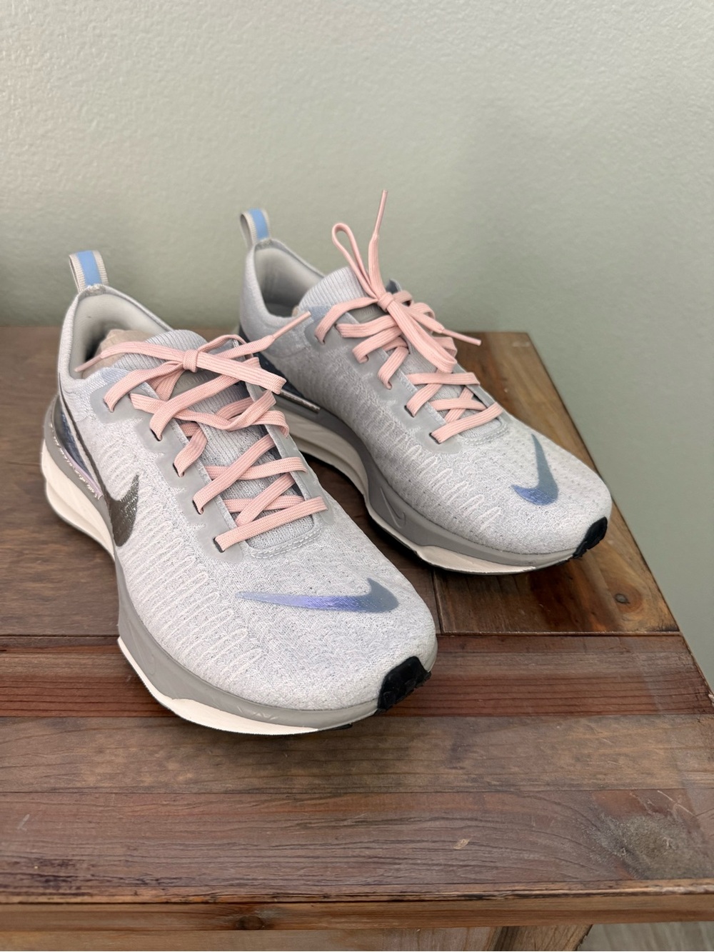 Nike Women's Light Gray Sneakers with Pink invincible 3 women size 9
